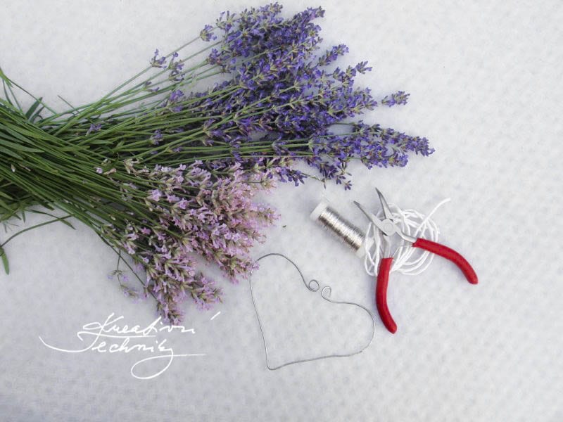 DIY lavender decor. Lavender. DIY project. lavender wreath diy. Decorations. Decor. Lavender DIY. lavender garden. lavender ideas. lavender ideas decoration. lavender flowers. diy home decor. diy decorations. diy decor ideas. growing lavender. lavender wreath.