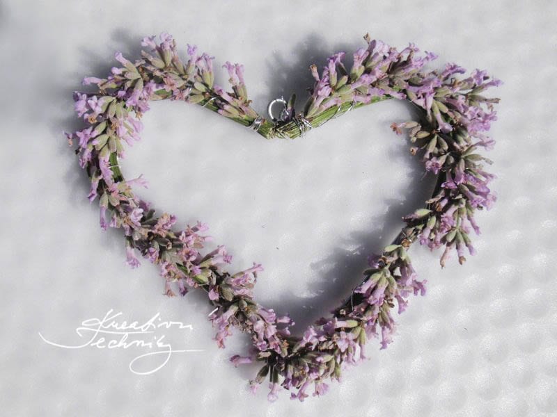 lavender ideas decoration. lavender flowers. diy home decor. diy decorations. Lavender DIY. lavender garden. lavender ideas. diy decor ideas. growing lavender. DIY lavender decor. Lavender. DIY project. Decorations. Decor. lavender wreath diy.