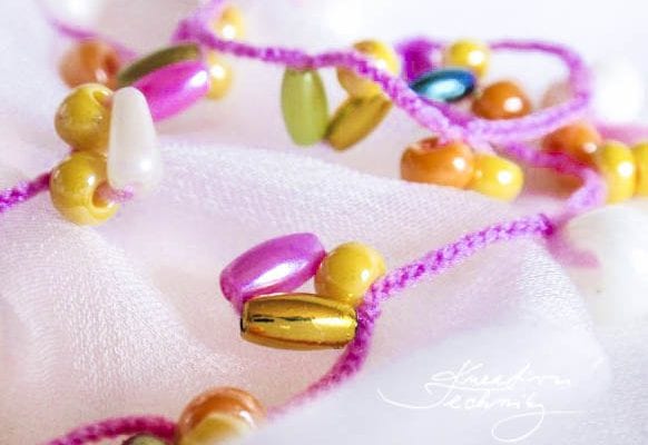 Netradiční korálkování: háčkováné šperky s korálky