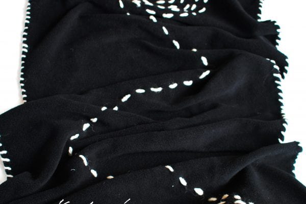 Vyšívání: dámská zimní šála s originální výšivkou