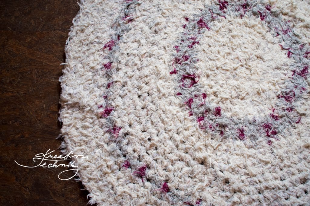 Crochet rug. How to make a rag rug. This pattern will help you upcycle old fabric. Recycling old clothers. DIY rug.