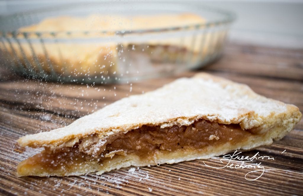 Today, we will bake an apple pie, made of Linzer dough. Apple pies are amongst the most popular types of pies. There many various types of apple pies and this one is easy to make. The Linzer dough does not have to only serve us as basis for traditional Christmas sweets. We can use it to prepare this delicous, delicate apple pie. 