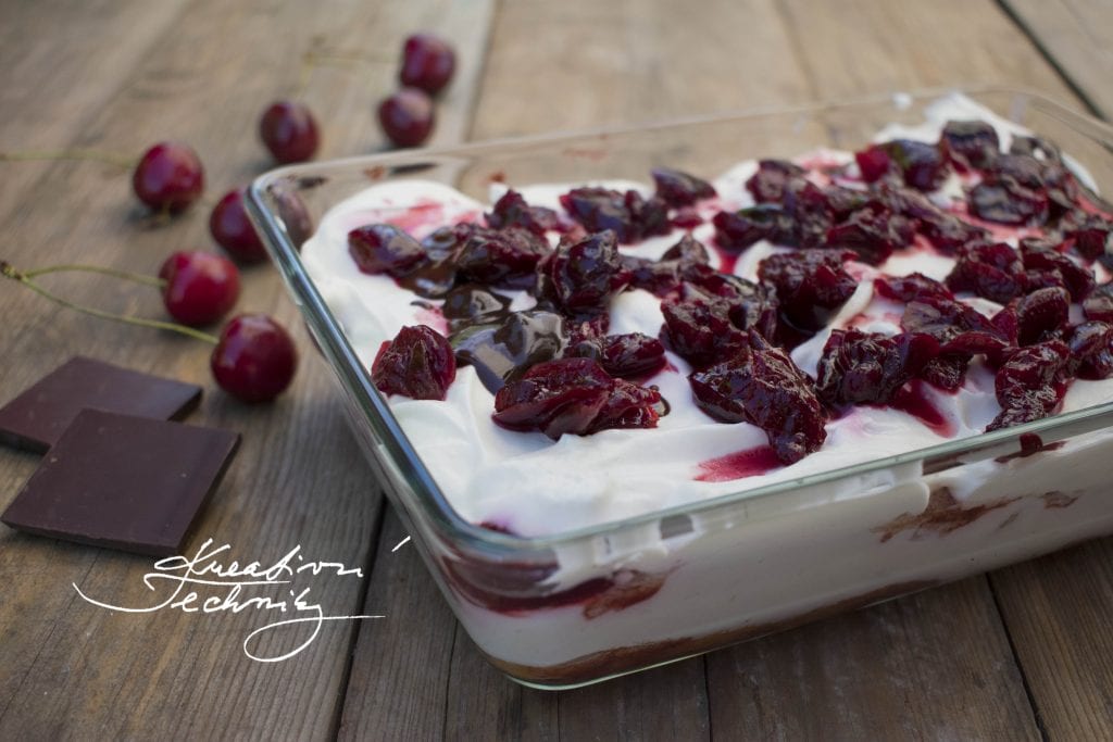 No bake sour cream cake with cherries