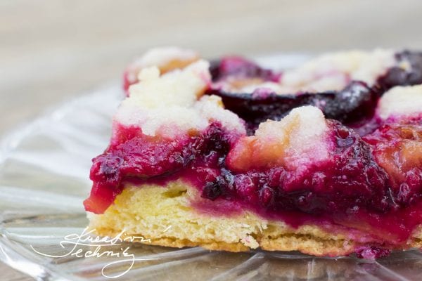 Plum cake with crumble