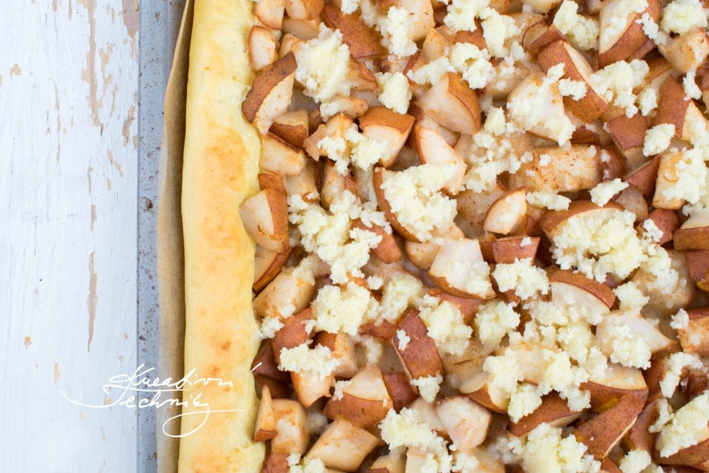Pear cake on a baking sheet. Pear pie with crumble. Pear dessert recipe. Yeast pear cake. Best pear dessert. Pear pie recipe. Yeast dough recipe. Yeast dough on a baking sheet. Yeast dough for pies. Best yeast dough recipe for pies.