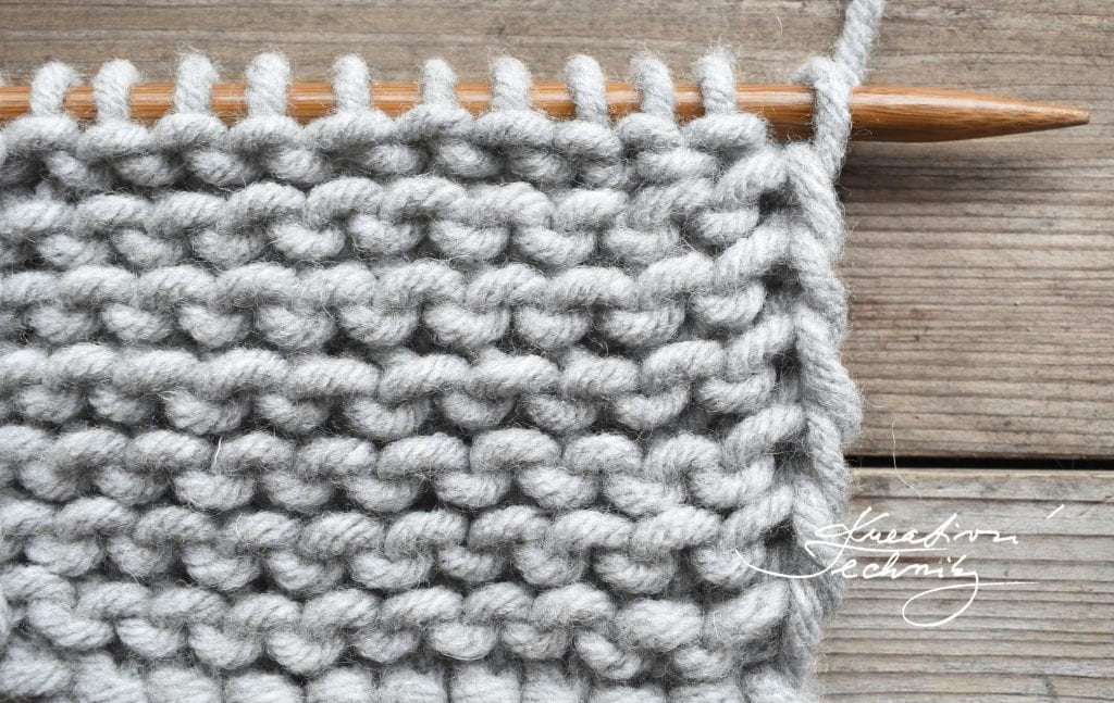 Vzory na ruční pletení vroubkovaný žerzej. Základy pletení. Základní vzory na pletení. Vzory na peletení. Naučte se plést vroubkovaný žerzej. Návody na pletení. Základy ručního pletení.