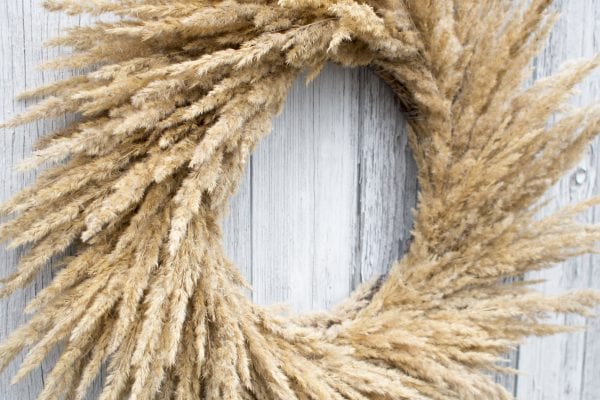 Boho styl dekorace: nadčasový věnec z trav