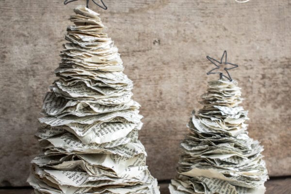 Vánoční dekorace z papíru: stromečky ze starých knih