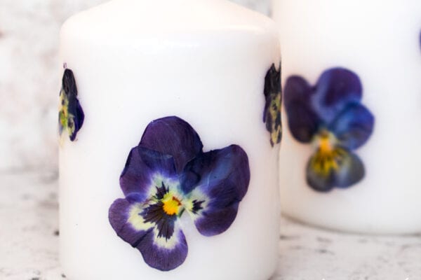 Svíčky zdobené kvítky macešek: DIY