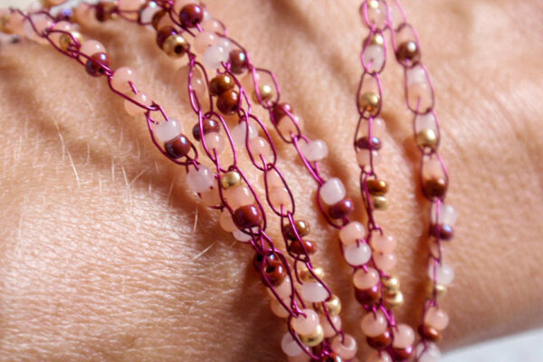 Výroba náramků z korálků: Návod, jak vyrobit originální náramek