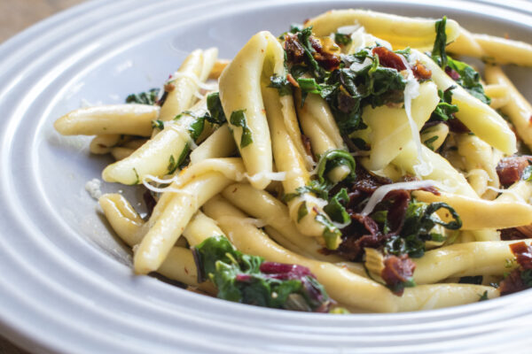 Těstoviny se sušenými rajčaty a mangoldem: výborný rychlý oběd