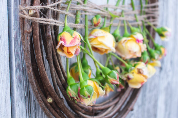 Proutěný věnec zdobený růžemi