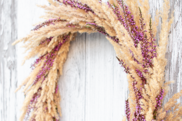 Podzimní věnec na dveře z vřesu a trav