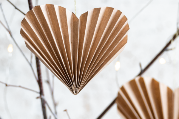 Dekorace z papíru: Krásná jednoduchá srdíčka