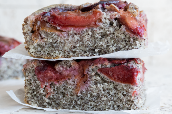 Rychlá hrnková bublanina s mákem a švestkami