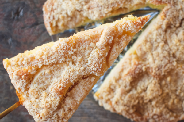 Rychlý jablečný koláč s drobenkou, po kterém se jen zapráší