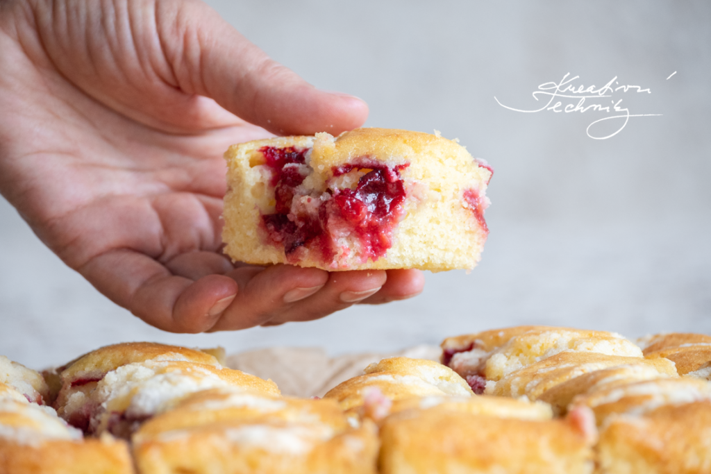 Švestkový koláč. Rychlý švestkový koláč. Drobenkový koláč. Švestkový koláč recept. Litý koláč. Víkendové pečení. Recept na švestkový koláč. Švestkový koláč s drobenkou. Nejlepší švestkový koláč. Hrnkový švestkový koláč s drobenkou. Kynutý. Luxusní švestkový koláč. Rychlý švestkový koláč s drobenkou. Hrnkový švestkový koláč bez vážení. Litý koláč se švestkami. Kynutý švestkový. Rychlý švestkový. Švestky. Koláč ze švestek. Koláč se švestkami. Hrníčkový recept. Hrnkový recept. Recept bez vážení. Koláč bez vážení. Ovocný koláč. Koláč s ovocem. Buchta bez vážení s ovocem. Jednoduché pečení. Rychlý recept.