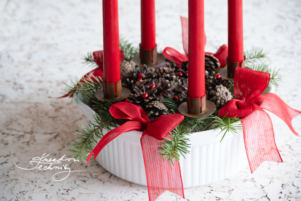 Adventní věnec na stůl. Adventní svícen. Adventní věnec. Adventní věnce na dveře. Adventní věnce na stůl. Adventní věnce. Svíčky. Adventní věnec na dveře. Netradiční adventní věnce. Adventní svícny. Vánoce. Vánoční dekorace. Vánoční věnce. Vánoční věnec. Vánoční věnec na stůl. Přírodní věnec. Přírodní adventní věnec. Návod. Video návod. Inspirace. Tvoření. Kreativní tvoření. Návody. Adventní věnec výroba. Jak vyrobit adventní věnec. Dekorace na adventní věnec. Nápady na adventní věnce. Domácí výroba věnce. Jaké větve na adventní věnec. Advent.