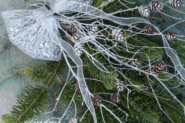 Vánoční dekorace na hrob: Vkusně a jednoduše