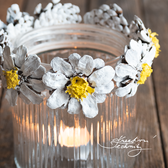 Velikonoční tvoření. Velikonoční dekorace. Nápady. Velikonoční výzdoba. Návod. Světelná dekorace. Svícen. Velikonoce. Venkovský styl. Jarní dekorace. Jarní dekorace inspirace. Výroba. Velikonoční dekorace inspirace. Jarní výzdoba. Jarní výzdoba inspirace. Výrobky z borových šišek. Šišky. Tvoření. Dekorace ze šišek. Jarní dekorace ze šišek. DIY. Inspirace a návody na tvoření ze šišek. Borové šišky. Velikonoční ozdoba. Vyrobit dekorace ze šišek. Výrobky ze šišek.