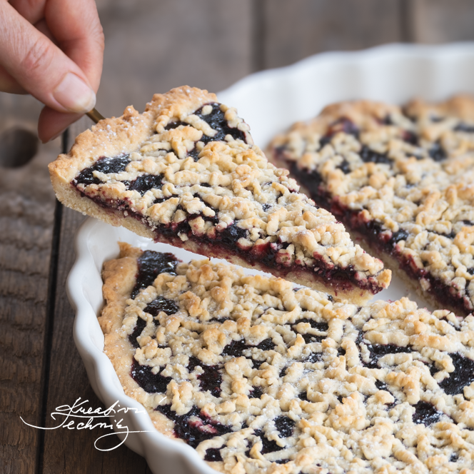 Recept na koláč. Křehký koláč. Rychlý koláč. Koláč s marmeládou. Linecké těsto na koláč. Koláč s lesním ovocem. Rychlý recept na křehký koláč. Jak upéct křehký koláč s marmeládou. Snadný koláč s marmeládou z lesního ovoce. Domácí koláč z pár surovin. Koláč s marmeládou hotový za 30 minut. Linecký koláč. Jednoduchý. Luxusní. Nejlepší. Rychlý křehký koláč. Koláč s marmeládou z lesního ovoce. Rychlý recept. Nejchutnější rychlý koláč. Domácí recept.