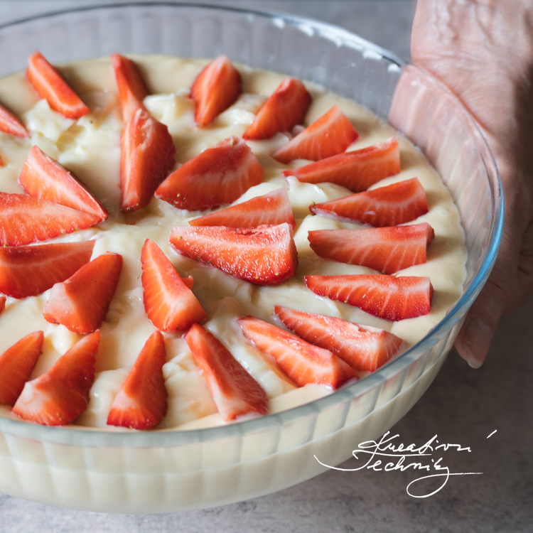 Rychlý jahodový koláč. Výborný. Jahodový koláč recept. Jahodový koláč. Recept. Jahodový koláč z hladké mouky. Koláč s jahodami. Pudinkový jahodový koláč. Jahodová buchta. Moučník. Koláč recept. Bublanina. Jahodová bublanina. Bublanina s ovocem. Bublanina recept. Bublanina s jahodami. Nadýchaná bublanina. Recept na bublaninu. Bublanina s jahodami. Výborná jahodová bublanina. Vláčná bublanina. Ovocná bublanina. Rychlá bublanina. Šlehačková bublanina. Jogurtové těsto. Jogurtový koláč. Pudinková náplň.