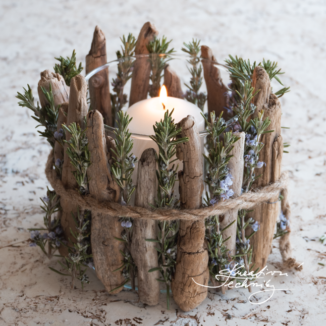 Inspirace na tvoření. Letní dekorace. Dekorace na stůl. Svícen. Inspirace. Návod. DIY Návody a nápady na tvoření. Rozmarýn. Z rozmarýny. Rozmarýnový svícen. DIY. Přírodní dekorace. Bylinkové tvoření. Voňavé dekorace z bylinek. Kreativní tvoření doma. Vánoční dekorace z přírodních materiálů. Rozmarýn, rozmarýna jako dekorace. Vánoční svícen. Svícny ze sklenic. Svícen ze sklenice. Jak vyrobit svícen ze sklenice. Vánoční svícen ze sklenice. Vánoční svícny ze sklenic.