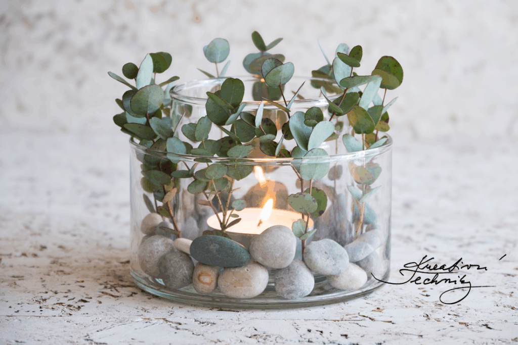 Dekorace na stůl. Přírodní dekorace. Svícen. Inspirace. Návod. Inspirace na tvoření. DIY Návody a nápady na tvoření. Eukalypt. Eukalyptus. DIY. Voňavé dekorace. Kreativní tvoření doma. Dekorace z přírodních materiálů. Eukalypt jako dekorace. Svícny ze sklenic. Svícen ze sklenice. Jak vyrobit svícen ze sklenice. Blahovičník.