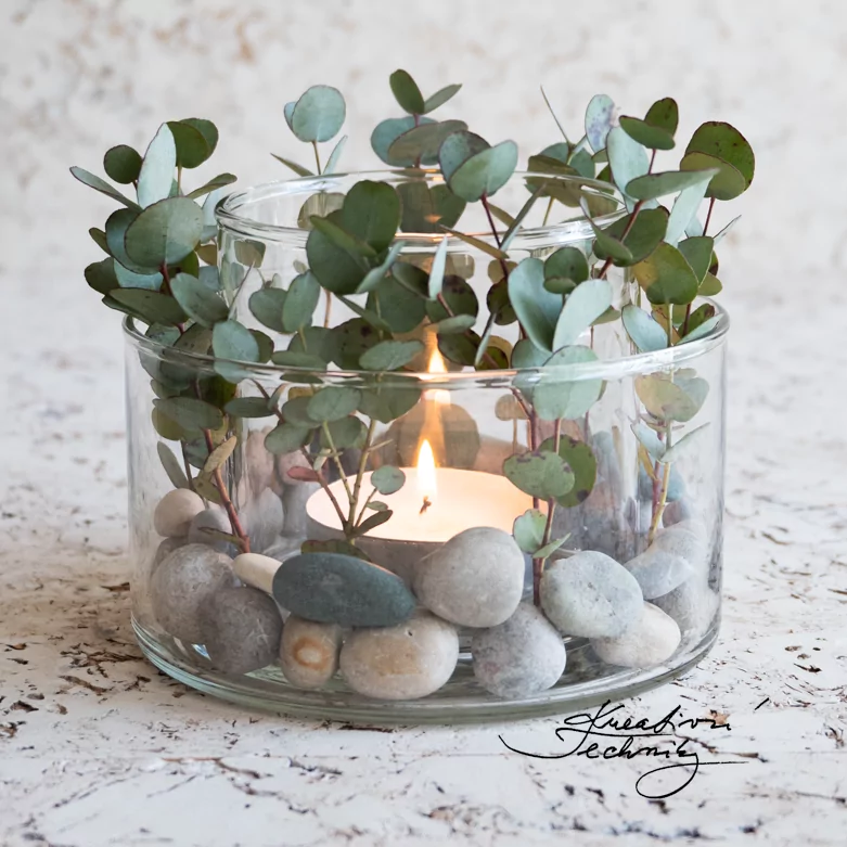 Svícen. Dekorace na stůl. Přírodní dekorace. Inspirace. Návod. Inspirace na tvoření. DIY Návody a nápady na tvoření. Eukalypt. Eukalyptus. DIY. Voňavé dekorace. Kreativní tvoření doma. Dekorace z přírodních materiálů. Eukalypt jako dekorace. Svícny ze sklenic. Svícen ze sklenice. Jak vyrobit svícen ze sklenice. Blahovičník.
