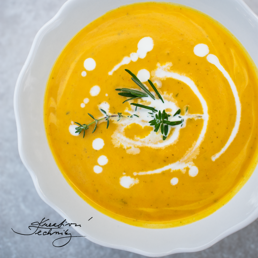 Dýňová polévka recept. Dýňová polévka hokaido. Dýňová polévka. Nejlepší. Dýňová polévka recepty. Krémová dýňová polévka. Se zakysankou. Podzimní polévka. Krémová polévka. Dýňový krém. Luxusní dýňová polévka. Dýňová polévka pečená. Dýňová polévka recept. Recepty. Polévka recept. Dýně hokaido. Jednoduchá dýňová polévka.