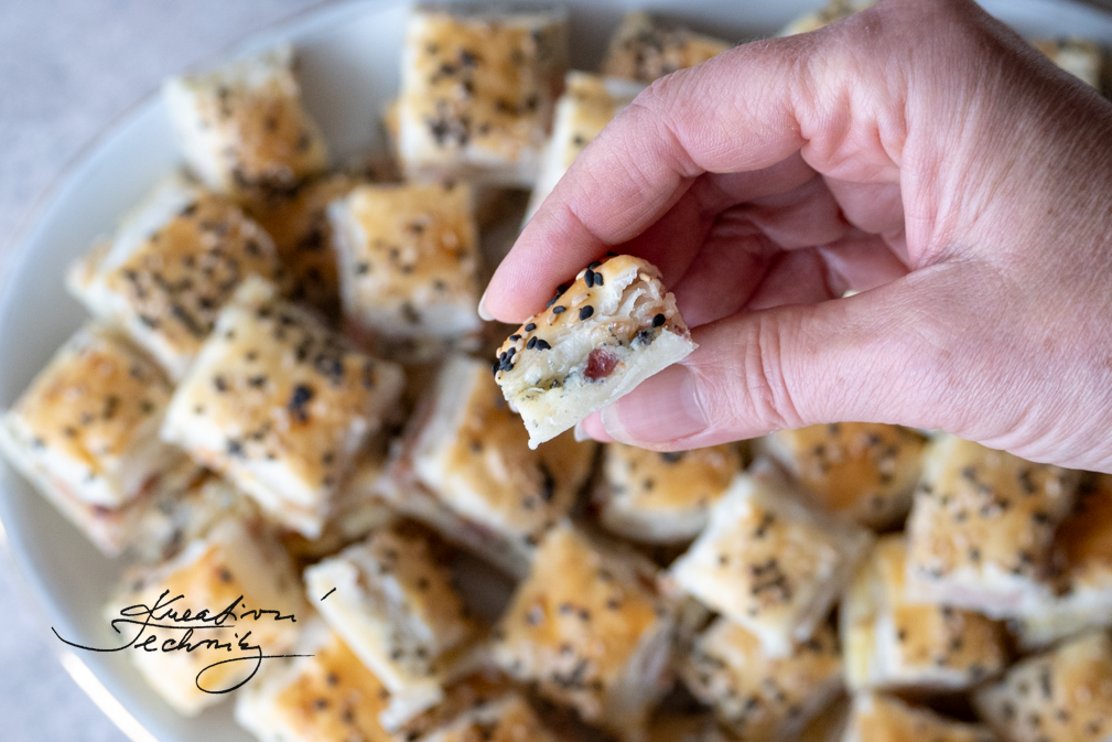 Silvestrovské pohoštění. Silvestrovské pohoštění z listového těsta. Pohoštění na oslavu. Jednohubky. Plněné jednohubky. Jednohubky z listového těsta. Chuťovky. Slané pohoštění. Pohoštění pro přátele. Pohoštění k pivu. Pohoštění k vínu. Rychlé pohoštění. Listové těsto. Listové těsto recepty. Listové těsto pečení. Recepty z listového těsta. Pizza šneci z listového těsta. Šneci z listového těsta. Recept z listového těsta. Listové těsto recepty slané. Rychlé recepty z listového těsta. Tyčinky z listového těsta. Rychlý recept. Jednoduchý recept. Co vše se dá udělat z listového těsta. Jak se peče listové těsto. Listové těsto recept. Slané pečivo z listového těsta.