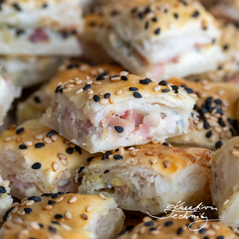 Silvestrovské pohoštění z listového těsta. Silvestrovské pohoštění. Pohoštění na oslavu. Jednohubky. Plněné jednohubky. Jednohubky z listového těsta. Chuťovky. Slané pohoštění. Pohoštění pro přátele. Pohoštění k pivu. Pohoštění k vínu. Rychlé pohoštění. Listové těsto. Listové těsto recepty. Listové těsto pečení. Recepty z listového těsta. Pizza šneci z listového těsta. Šneci z listového těsta. Recept z listového těsta. Listové těsto recepty slané. Rychlé recepty z listového těsta. Tyčinky z listového těsta. Rychlý recept. Jednoduchý recept. Co vše se dá udělat z listového těsta. Jak se peče listové těsto. Listové těsto recept. Slané pečivo z listového těsta.