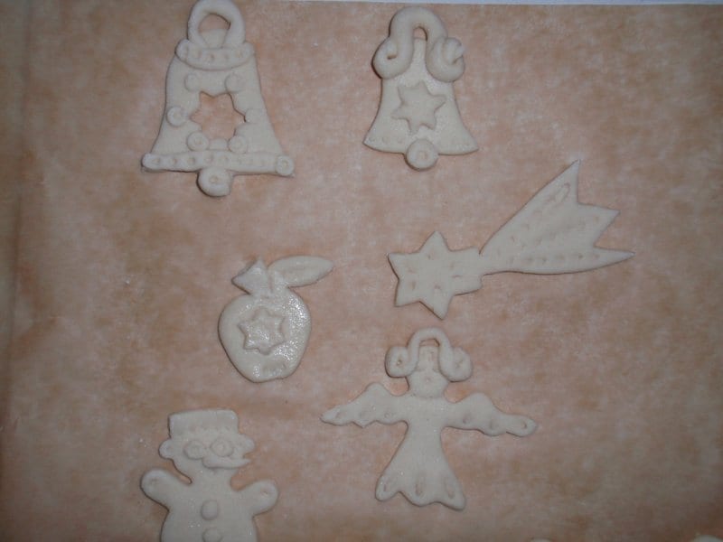 Výrobky ze slaného těsta. Návod, jak tvoříme figurky ze slaného těsta. Výroba vánočních ozdob a dekorací. 